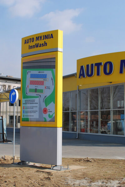Tablica informacyjna z mapą myjni samochodowej InnWash z oznaczeniem stref.