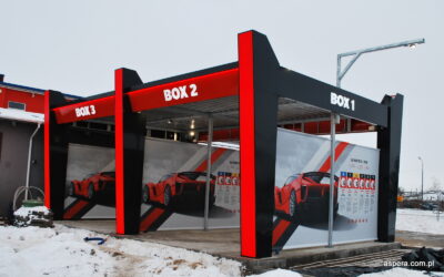 Stacja myjni samochodowej z trzema stanowiskami oznaczonymi jako BOX 1, BOX 2 i BOX 3.