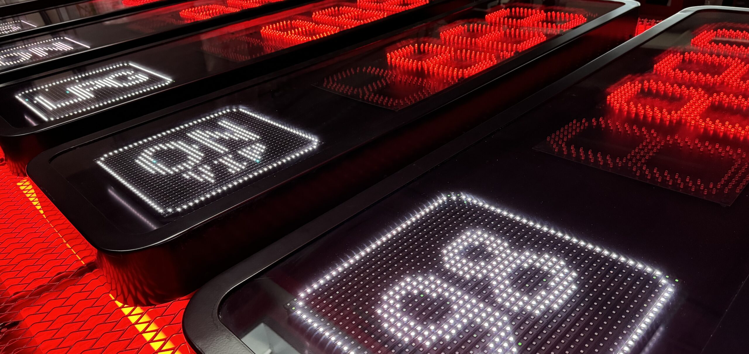 Wyświetlacze LED z numerami i napisami 'ON' oraz '98' w czerwonym świetle.