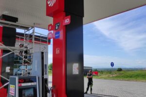 zabudowa aluminiowa słupa wiaty stacji paliw