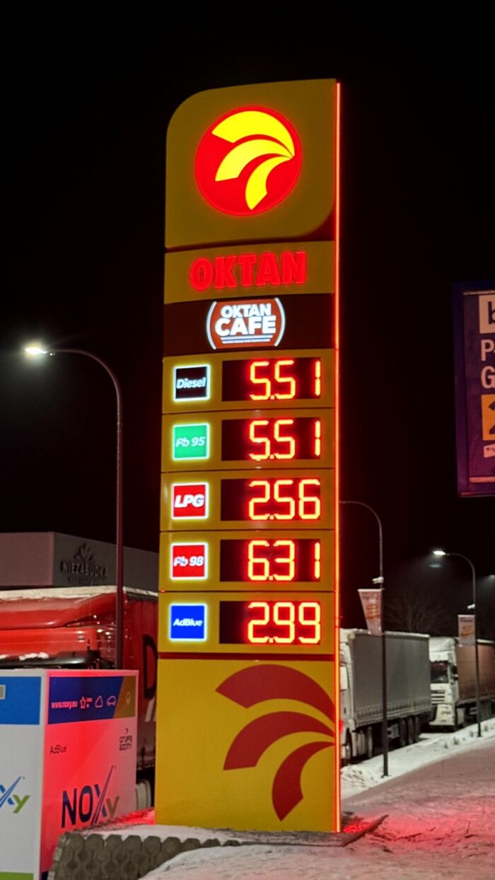 Pylon cenowy stacji paliw OKTAN